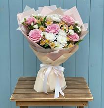 Букет цветов из:  Гвоздики, Орхидеи и Розы в Хоринске