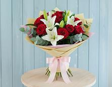 Букет цветов из:  Лилии и Розы в Хоринске