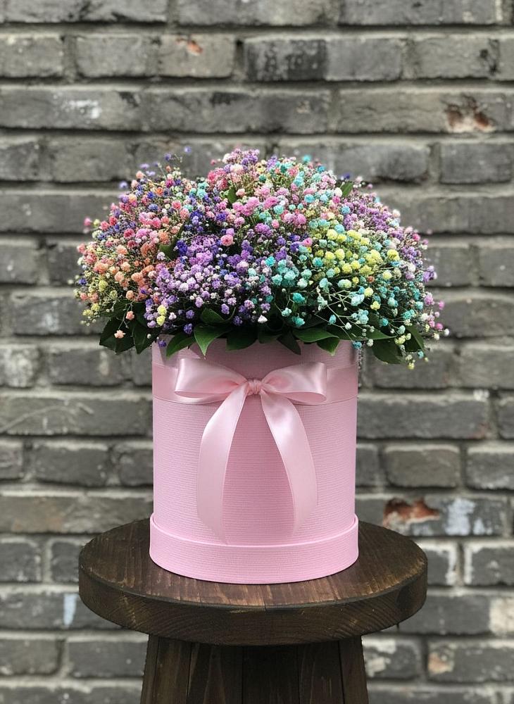 Цветочная композиция из Гипсофила и Розы в шляпной коробке в Хоринске