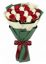 Букет Микс из красных и белых роз в Хоринске