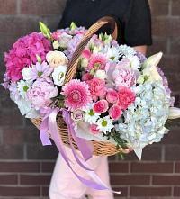 Цветочная композиция из Розы, Хризантемы, Пионы и Лизиантусы в корзине в Хоринске