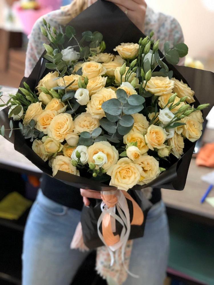 Букет цветов из: Розы и Лизиантусы в Хоринске