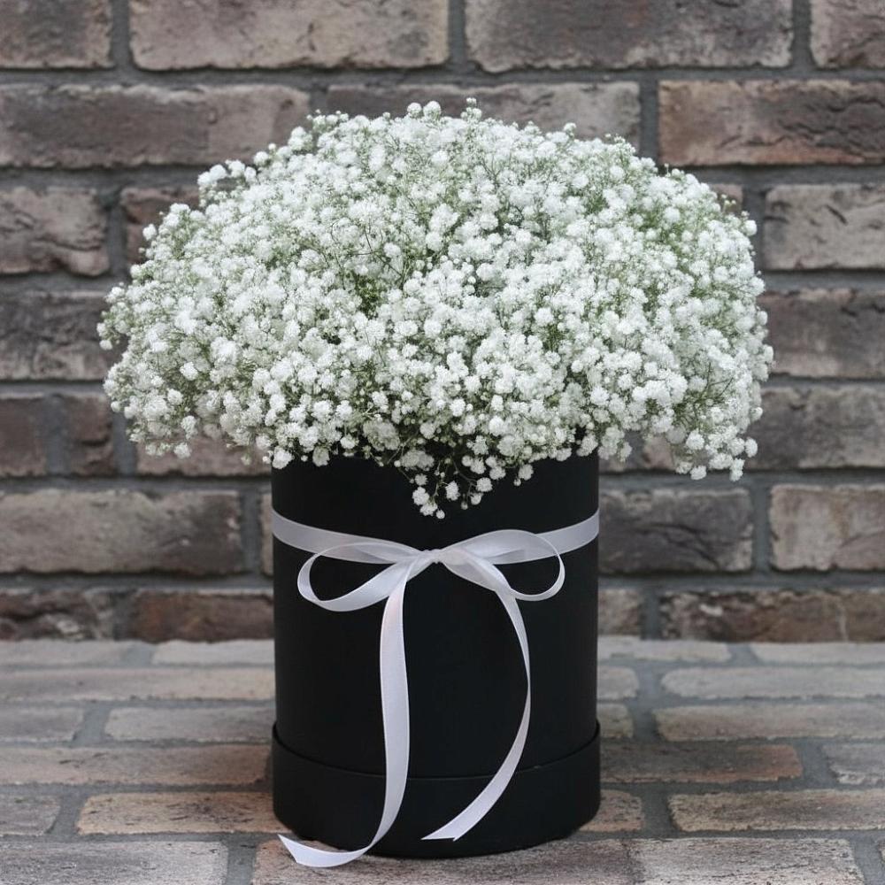 Цветочная композиция из Гипсофила в шляпной коробке в Хоринске