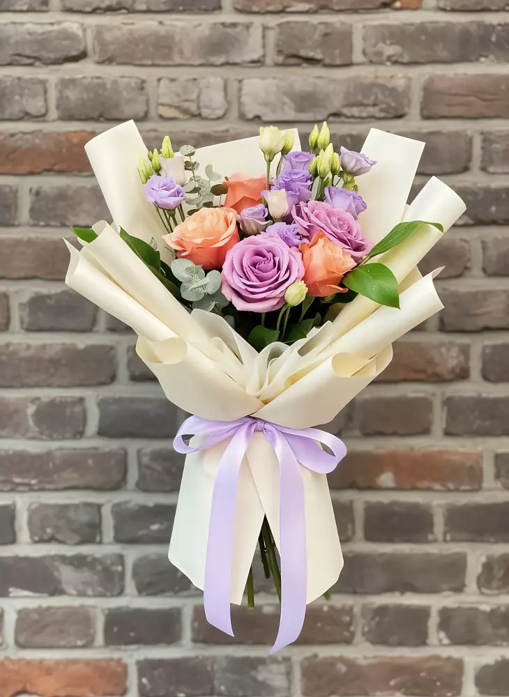 Букет цветов из: Лизиантусы и Розы в Хоринске