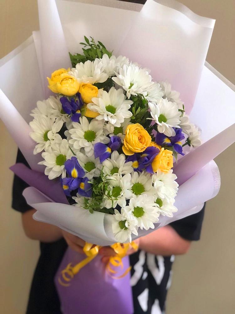 Букет цветов из: Ирисы, Хризантемы и Розы в Хоринске