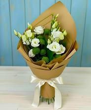 Букет цветов из:  Хризантемы и Лизиантусы в Хоринске