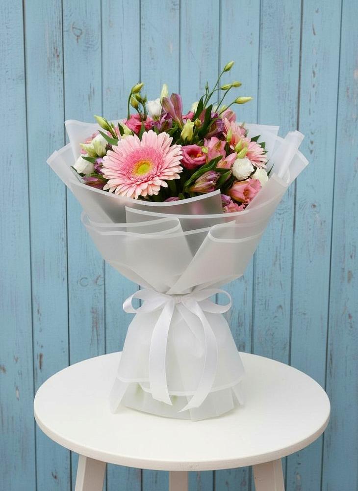 Букет цветов из: Герберы, Альстромерии и Лизиантусы в Хоринске