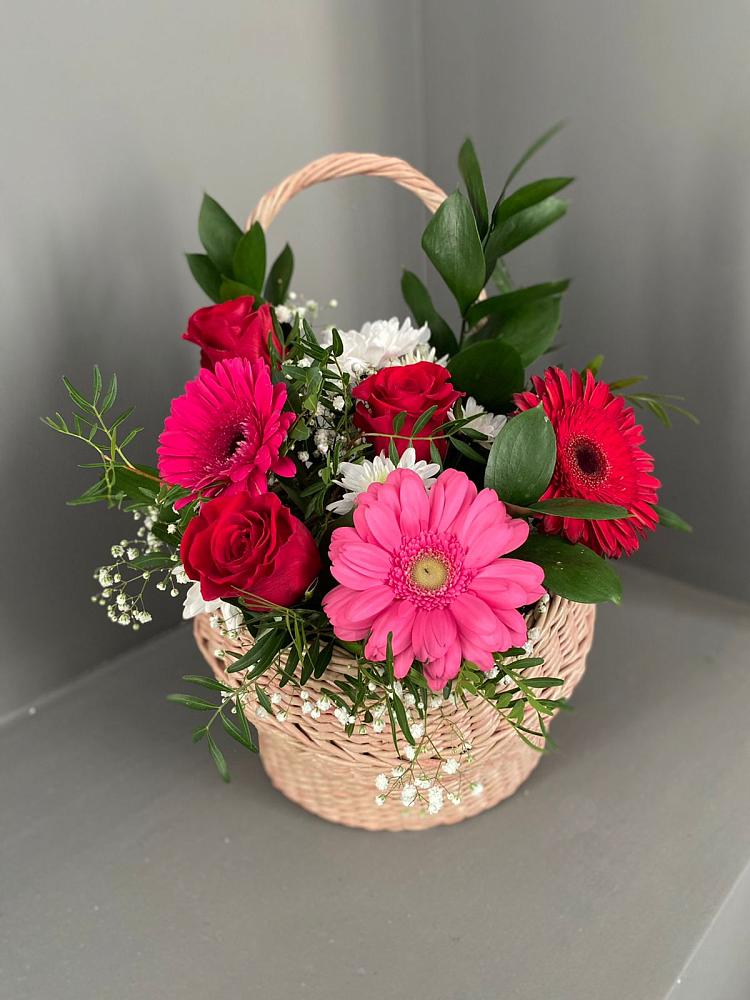 Цветочная композиция из Розы, Хризантемы и Герберы в корзине в Хоринске