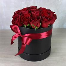 Цветочная композиция из Розы в шляпной коробке в Хоринске