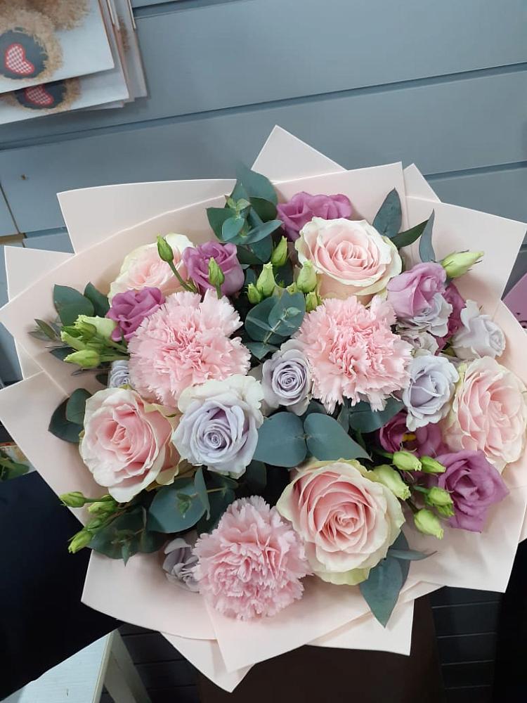 Букет цветов из: Розы, Гвоздики и Лизиантусы в Хоринске