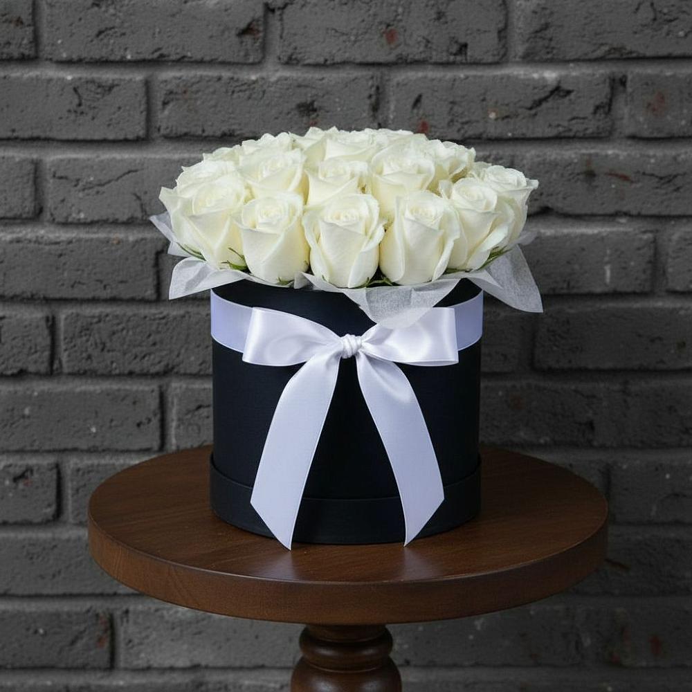 Цветочная композиция из Розы в шляпной коробке в Хоринске