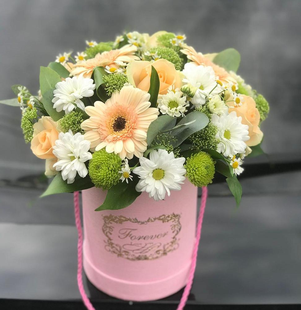 Цветочная композиция из Розы, Герберы и Хризантемы в шляпной коробке в Хоринске