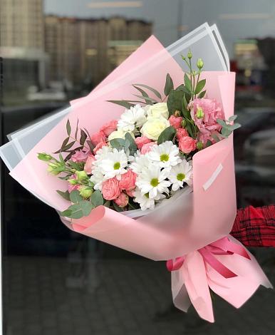 Букет цветов из: Розы, Лизиантусы и Хризантемы в Хоринске