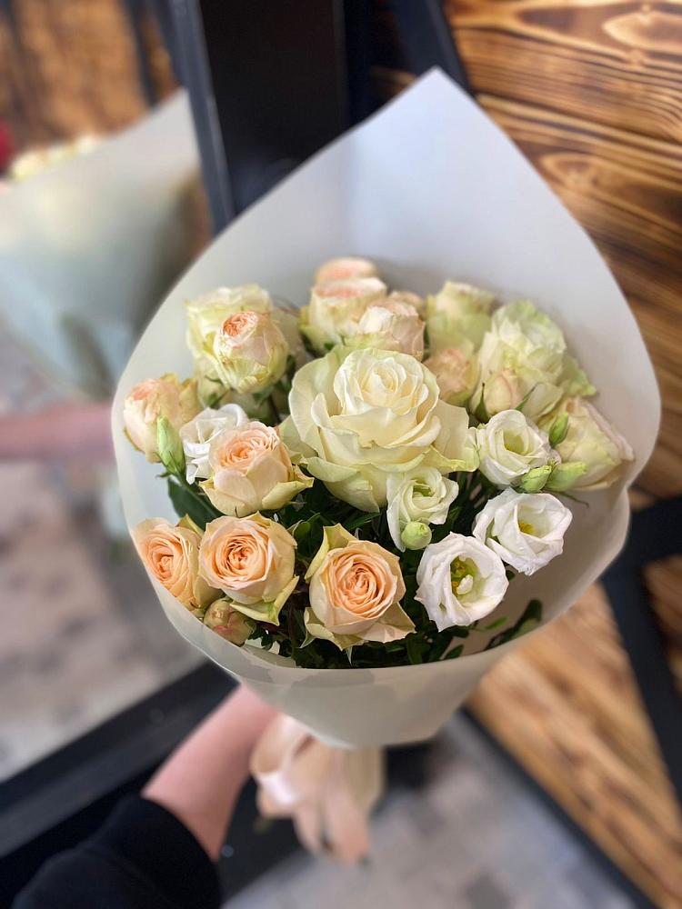 Букет цветов из: Розы и Лизиантусы в Хоринске