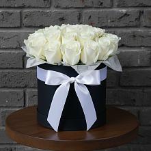 Цветочная композиция из Розы в шляпной коробке в Хоринске