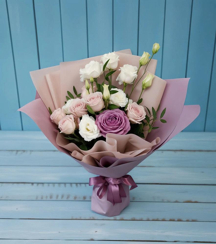 Букет цветов из: Розы и Лизиантусы в Хоринске